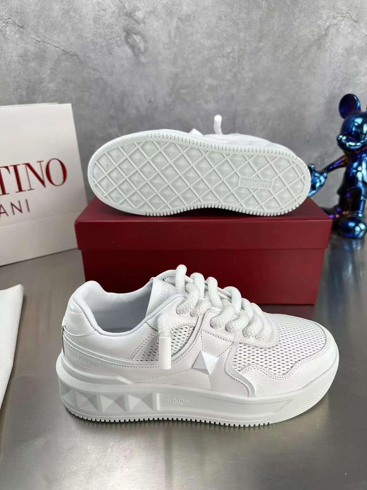 👟👟Ex-factory price 640👟👟 🔺Valentino🔺Valentino new casual shoes 2023 latest model hot style for catwalk couples, thick shoelaces, the same style as Elsa Hosk, Zhang Yixing, Guan Xiaotong and many other stars 🔥 Top version + lasting process, full oil edge on the upper. Fabric: Customized cowhide + cowhide lining with breathable mesh. Outsole: original molded TPU thickened outsole. Size for women is 35-40. Men’s size is 39-45.